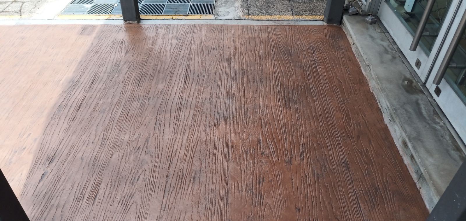 Βεράντα με βιομ. δάπεδο σε σχέδιο σανίδα