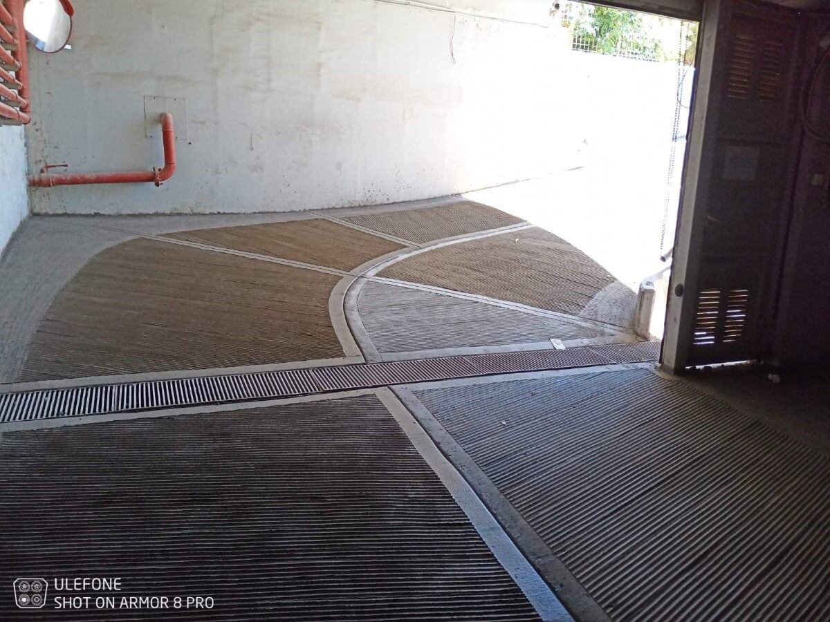 Σε υπόγειο γκαράζ